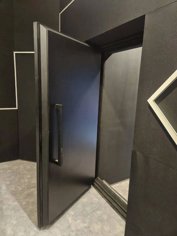 Soundproof studio door
